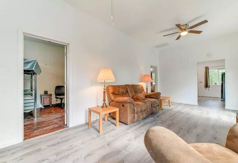 Charming Grants Pass Cottage W/ Patio & Gas Grill!