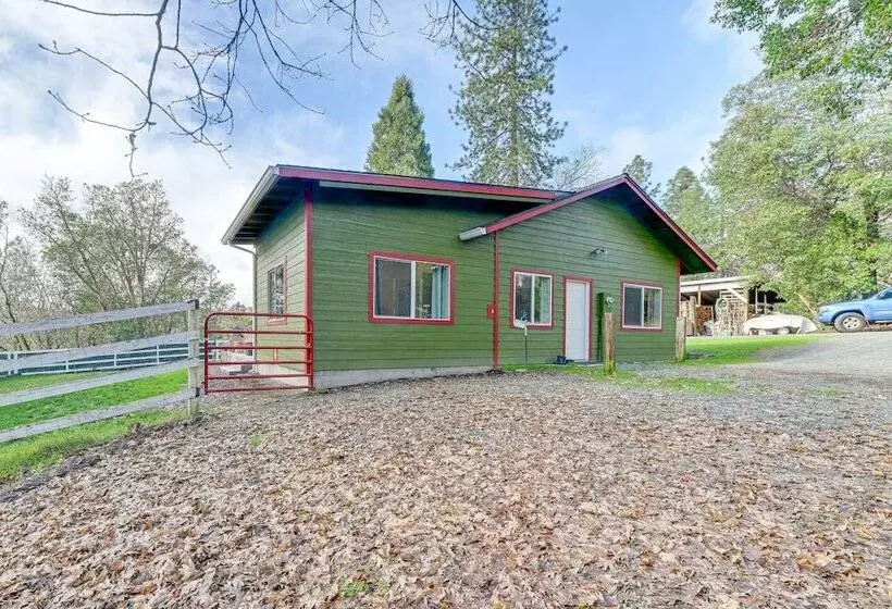 Charming Grants Pass Cottage W/ Patio & Gas Grill!