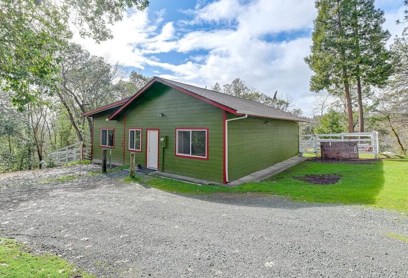 Charming Grants Pass Cottage W/ Patio & Gas Grill!