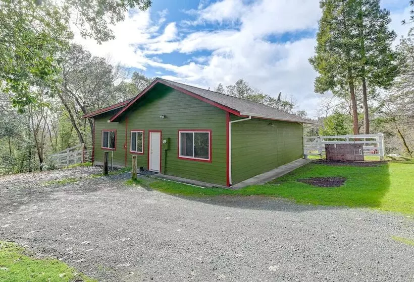 Charming Grants Pass Cottage W/ Patio & Gas Grill!