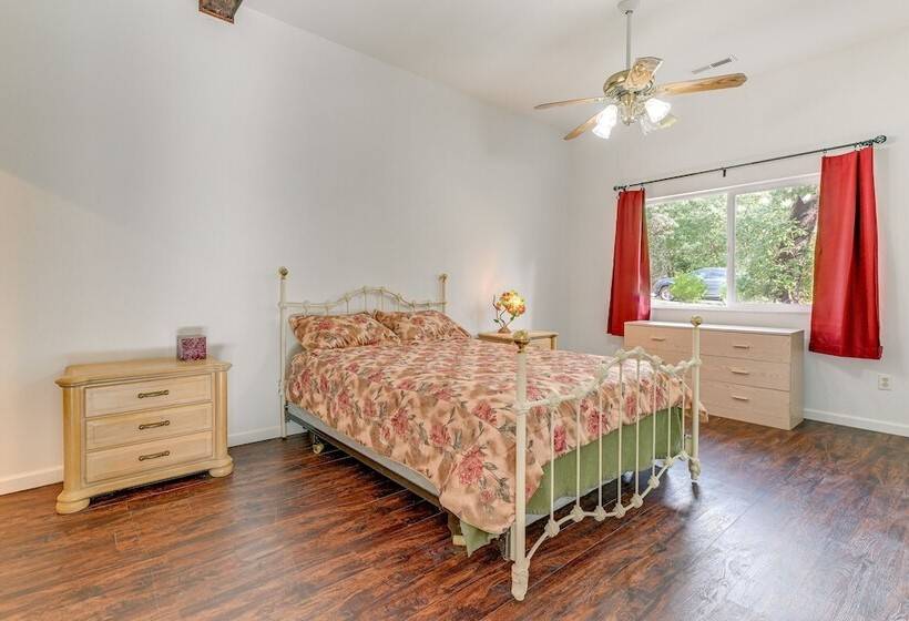 Charming Grants Pass Cottage W/ Patio & Gas Grill!