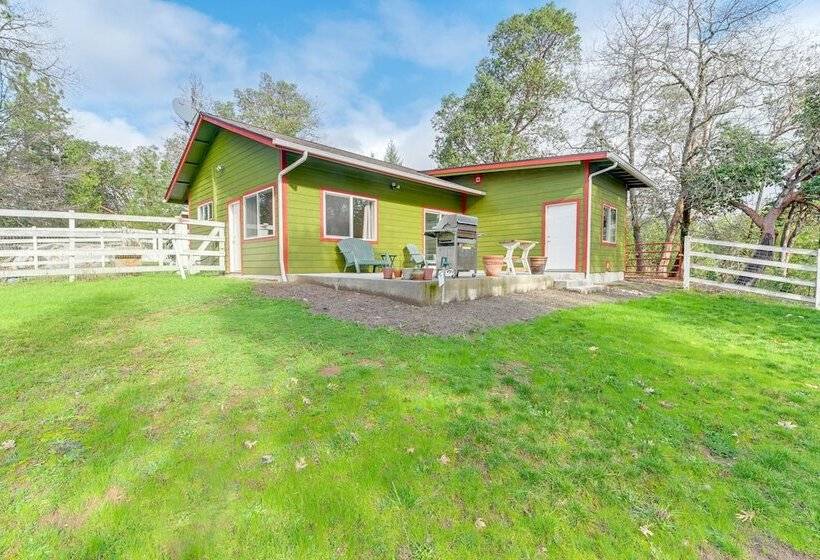 Charming Grants Pass Cottage W/ Patio & Gas Grill!