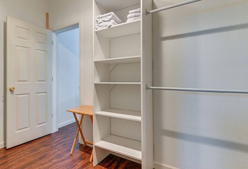 Charming Grants Pass Cottage W/ Patio & Gas Grill!