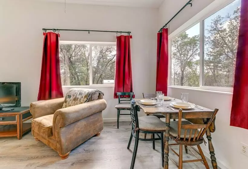 Charming Grants Pass Cottage W/ Patio & Gas Grill!