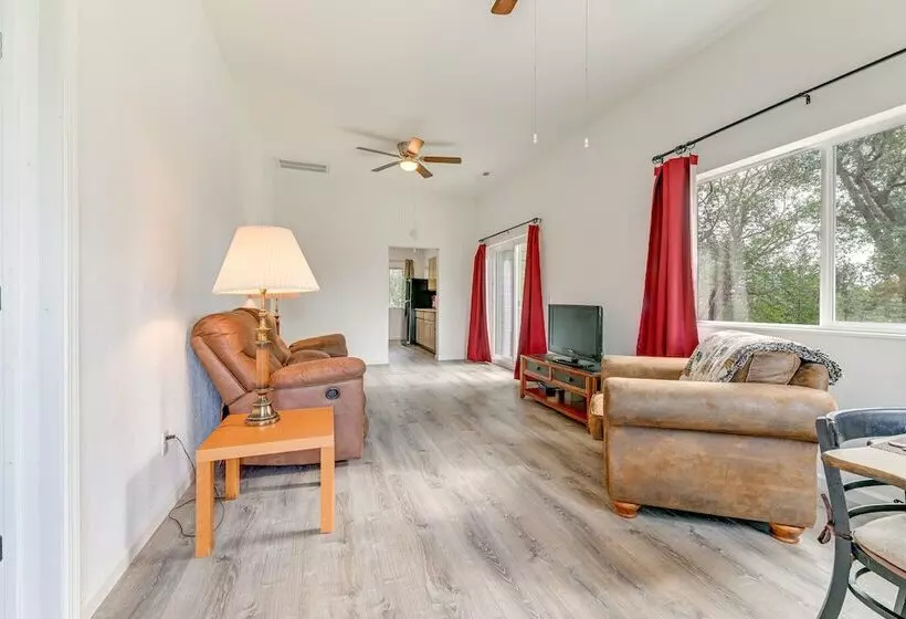 Charming Grants Pass Cottage W/ Patio & Gas Grill!