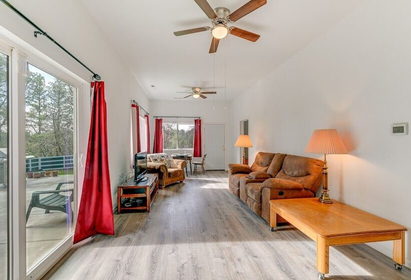 Charming Grants Pass Cottage W/ Patio & Gas Grill!