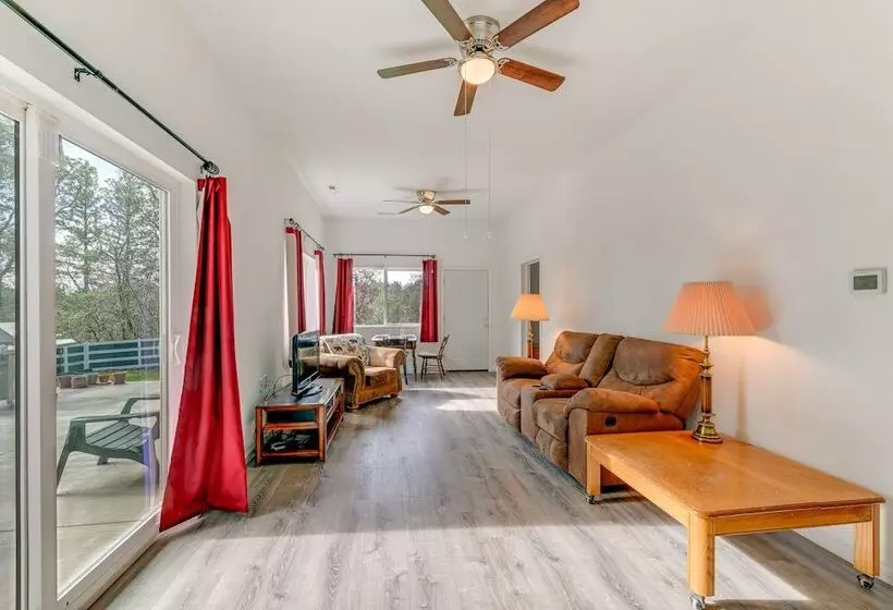 Charming Grants Pass Cottage W/ Patio & Gas Grill!