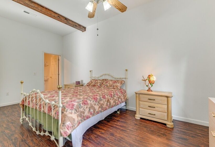 Charming Grants Pass Cottage W/ Patio & Gas Grill!