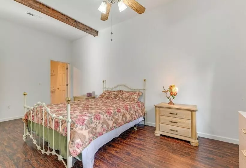 Charming Grants Pass Cottage W/ Patio & Gas Grill!