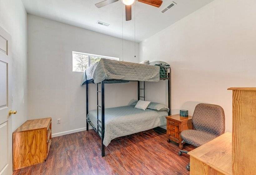 Charming Grants Pass Cottage W/ Patio & Gas Grill!