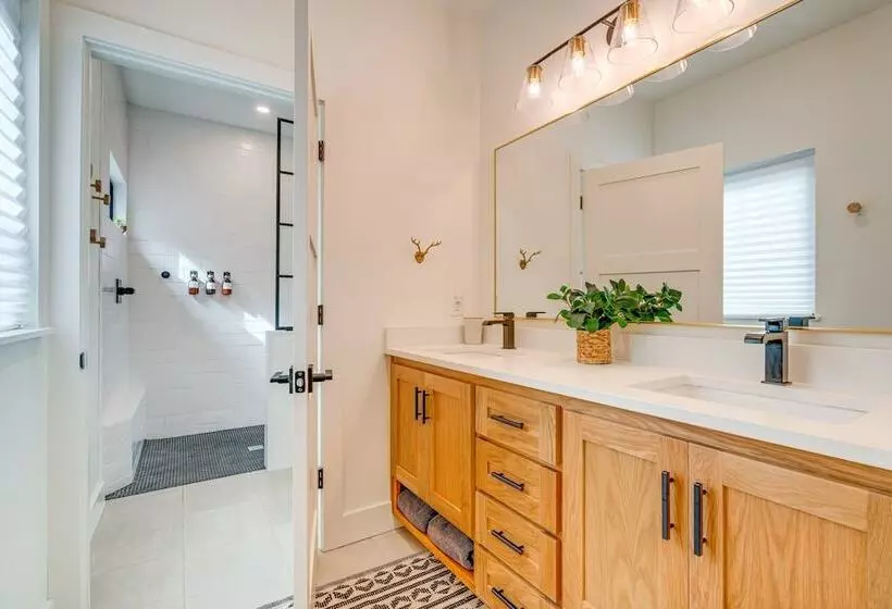 Chic Burnet Home On Lake Buchanan W/ 2 Fireplaces!