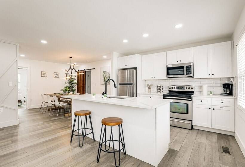 Decatur Home W/ Deck 9 Mi To State Farm Arena!