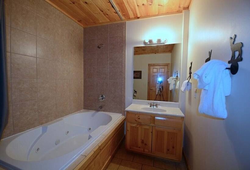 Hickory Hollow Lodge