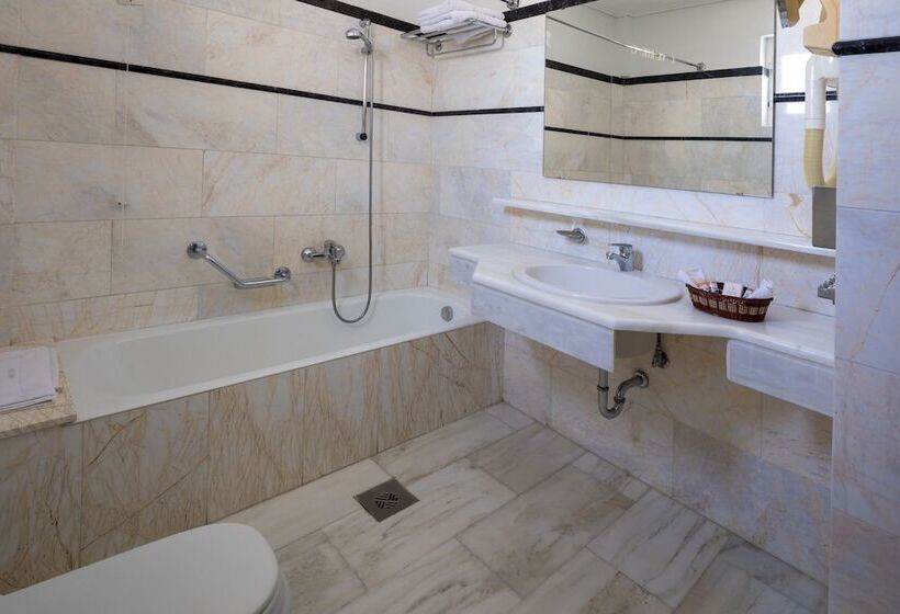 酒店 Chrispy Beach Resort