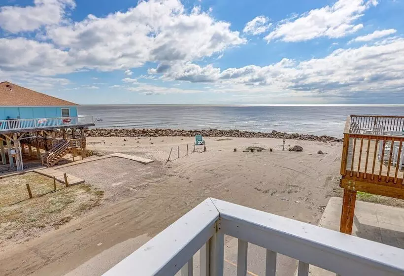 Footprints In The Sand    Luxe Freeport Home!