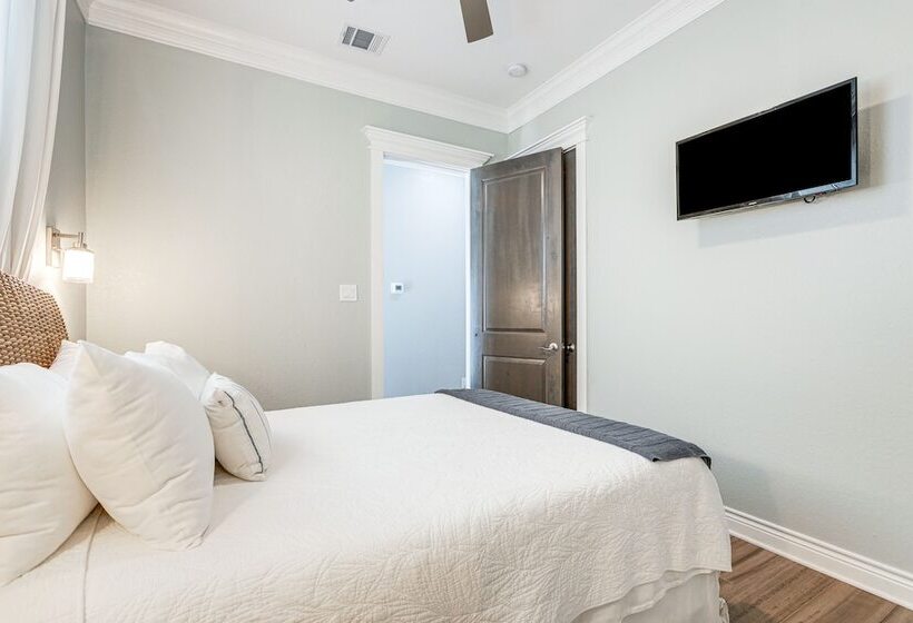 Footprints In The Sand    Luxe Freeport Home!