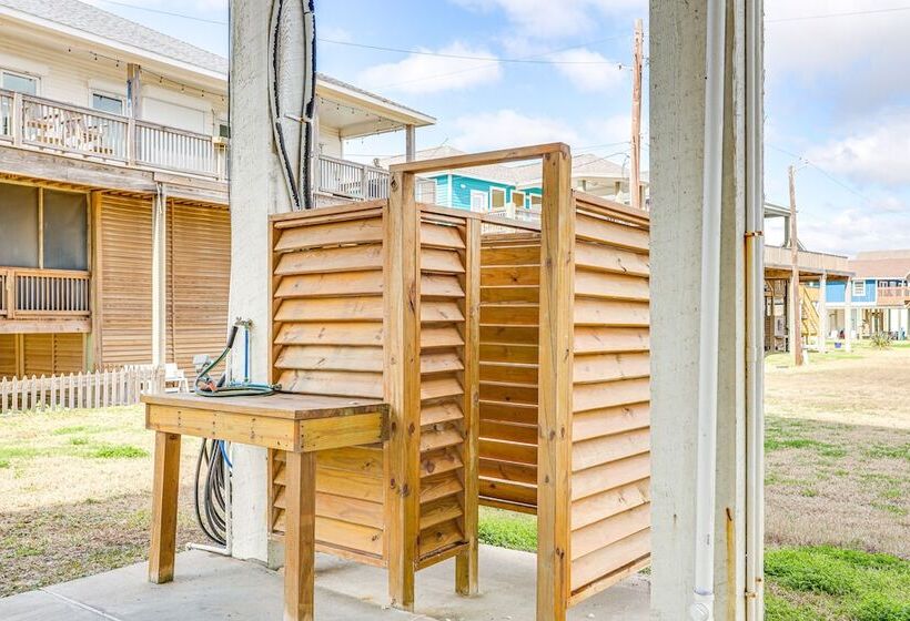 Footprints In The Sand    Luxe Freeport Home!