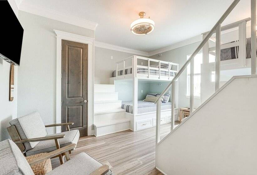 Footprints In The Sand    Luxe Freeport Home!