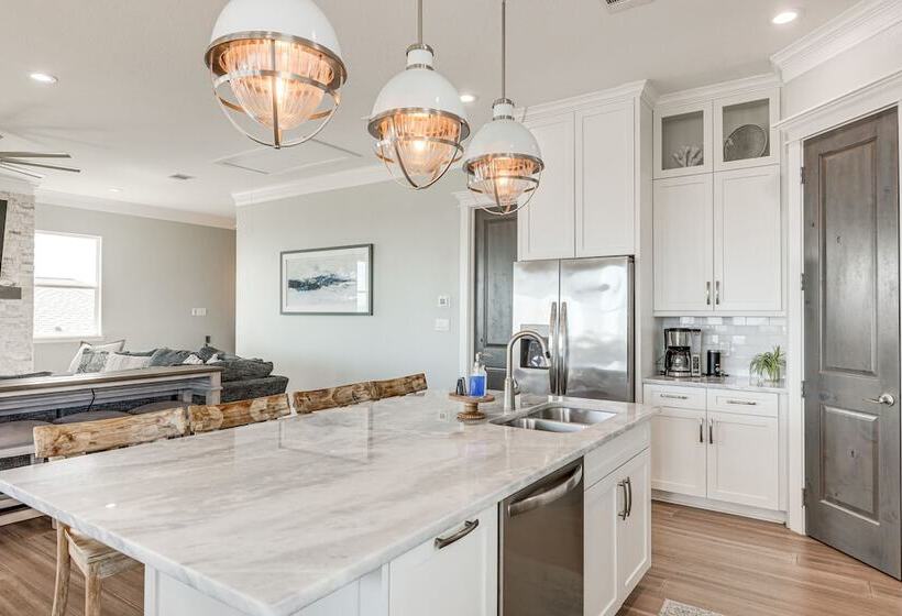 Footprints In The Sand    Luxe Freeport Home!