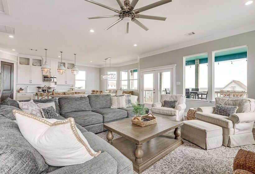 Footprints In The Sand    Luxe Freeport Home!