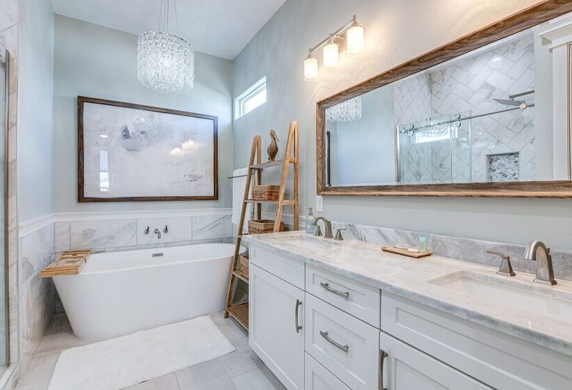 Footprints In The Sand    Luxe Freeport Home!