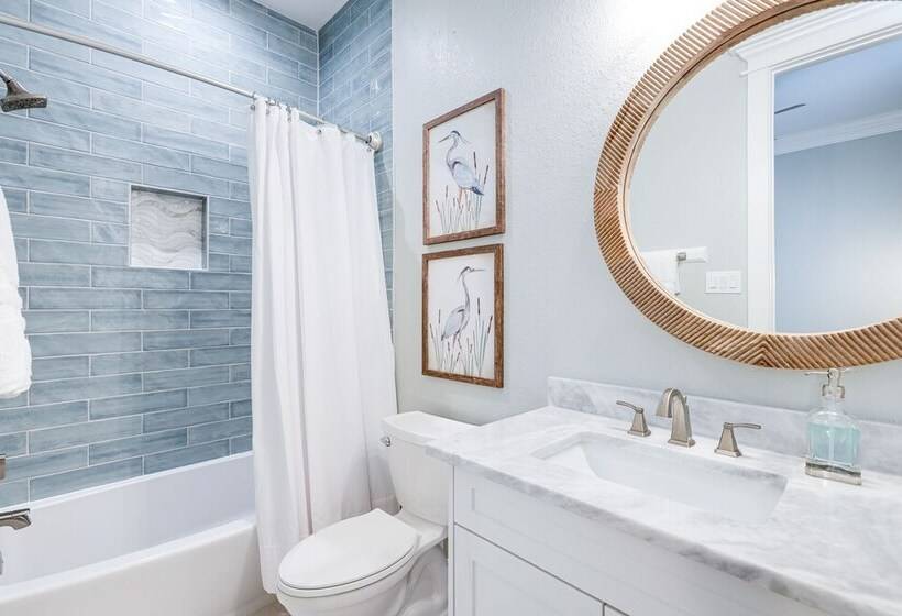 Footprints In The Sand    Luxe Freeport Home!