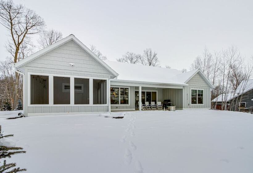 Luxury Serpent Lake Home W/ Gourmet Kitchen!