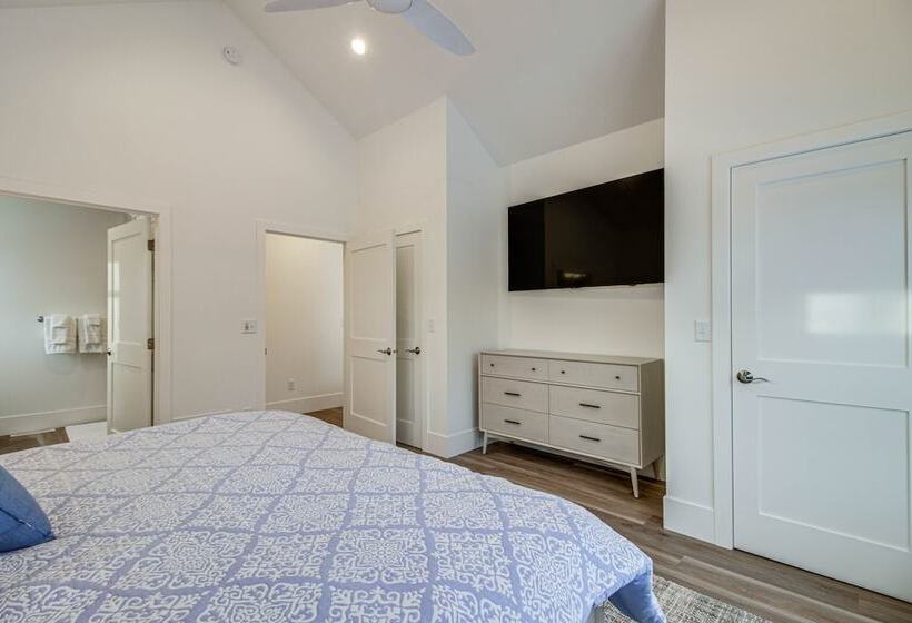 Luxury Serpent Lake Home W/ Gourmet Kitchen!