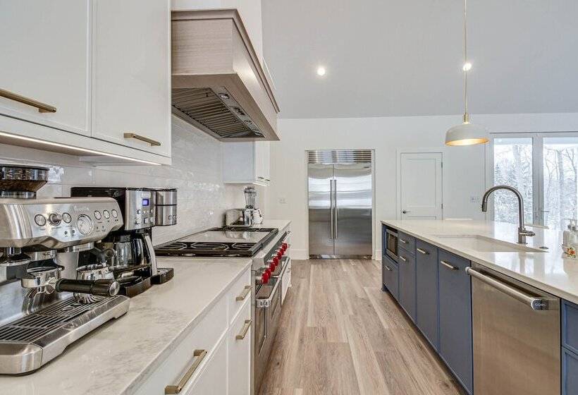 Luxury Serpent Lake Home W/ Gourmet Kitchen!