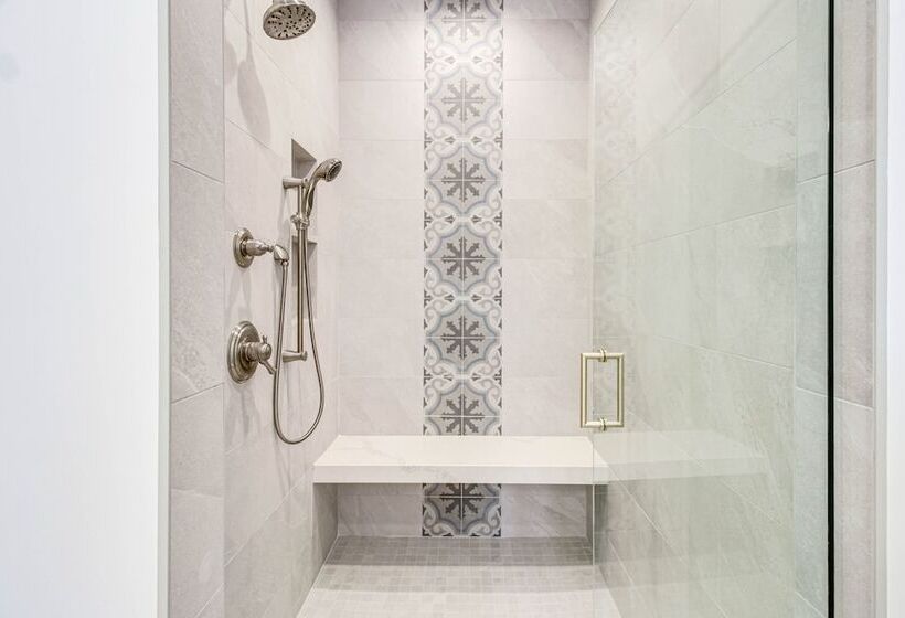 Luxury Serpent Lake Home W/ Gourmet Kitchen!