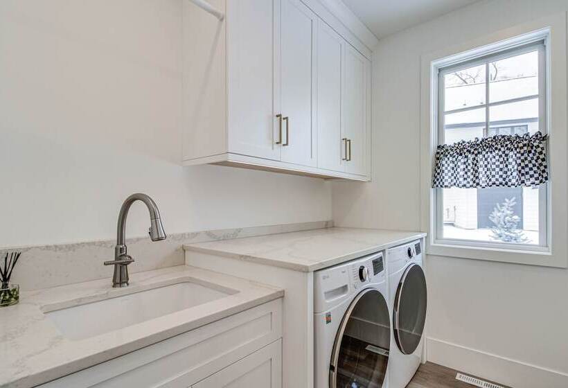 Luxury Serpent Lake Home W/ Gourmet Kitchen!