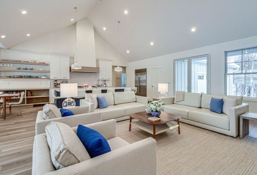 Luxury Serpent Lake Home W/ Gourmet Kitchen!