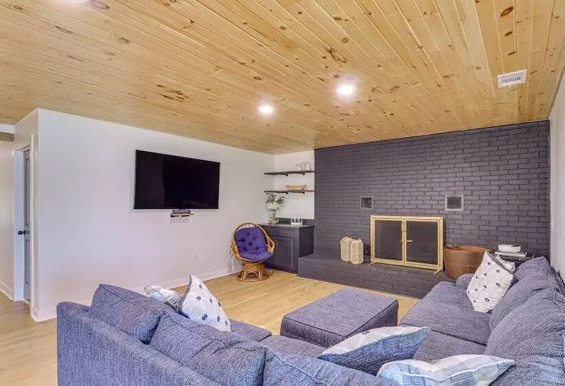 Modern Buckeye Lake Retreat: Game Room & Fire Pit!