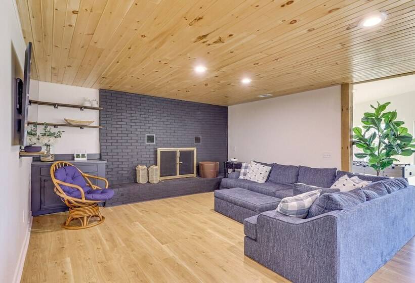 Modern Buckeye Lake Retreat: Game Room & Fire Pit!