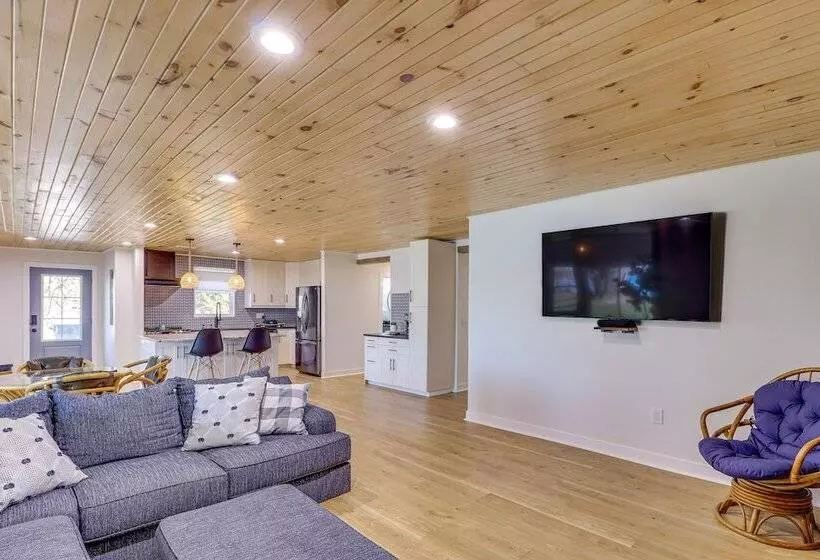 Modern Buckeye Lake Retreat: Game Room & Fire Pit!