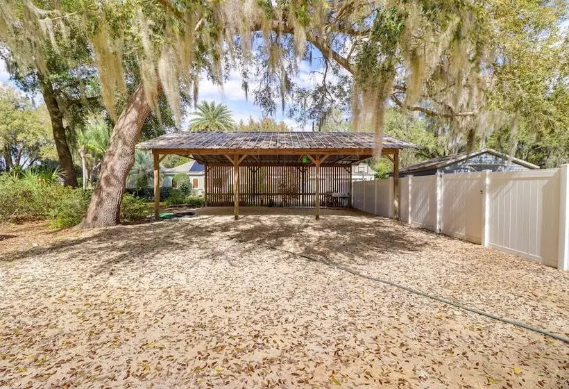 Private Pool & Lake Views: Family Home In Oxford