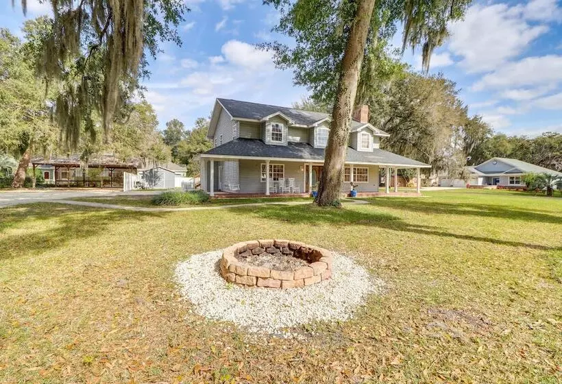 Private Pool & Lake Views: Family Home In Oxford