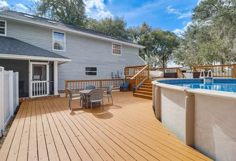 Private Pool & Lake Views: Family Home In Oxford