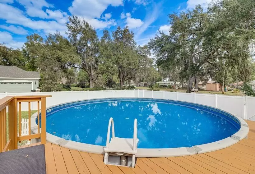 Private Pool & Lake Views: Family Home In Oxford