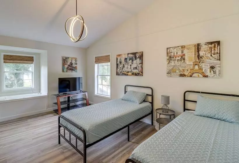 Private Pool & Lake Views: Family Home In Oxford