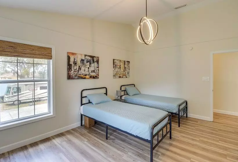 Private Pool & Lake Views: Family Home In Oxford