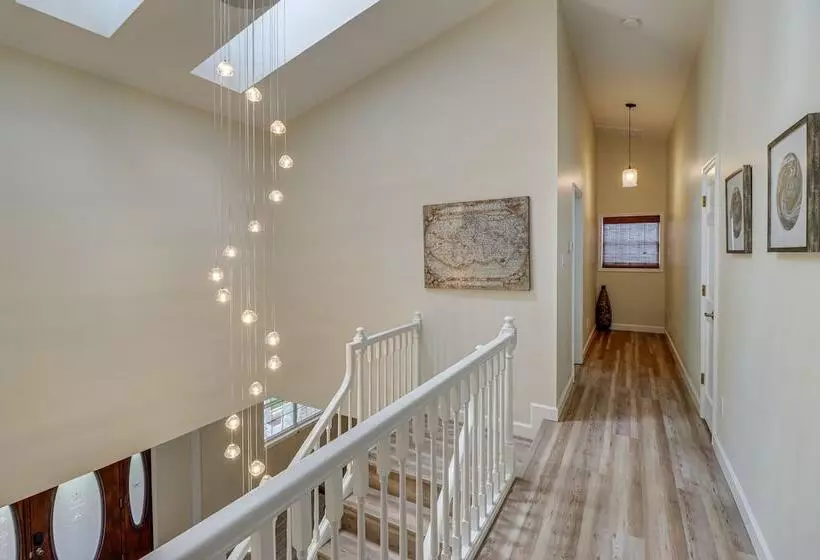 Private Pool & Lake Views: Family Home In Oxford