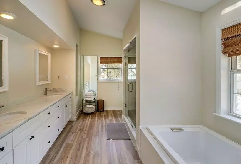 Private Pool & Lake Views: Family Home In Oxford