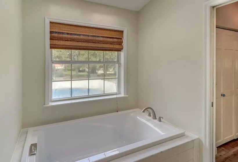 Private Pool & Lake Views: Family Home In Oxford