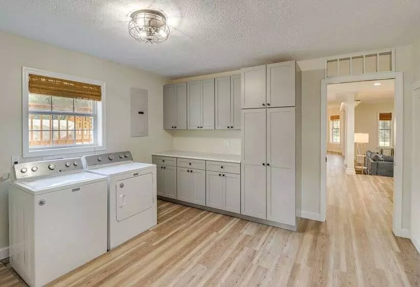 Private Pool & Lake Views: Family Home In Oxford