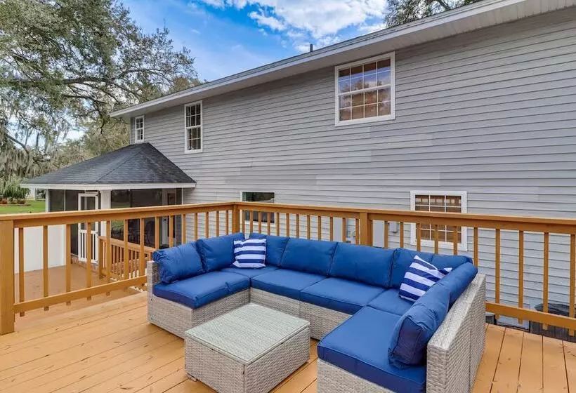 Private Pool & Lake Views: Family Home In Oxford