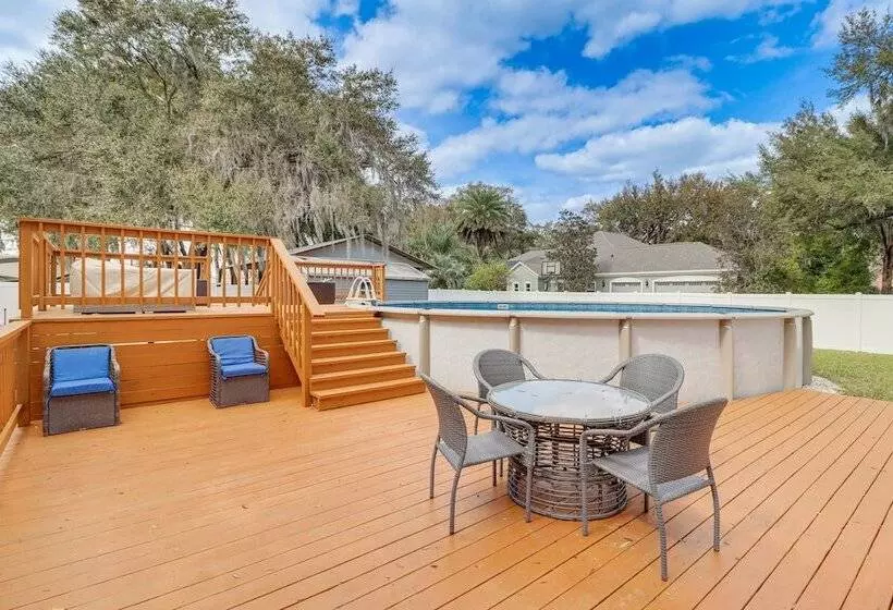 Private Pool & Lake Views: Family Home In Oxford