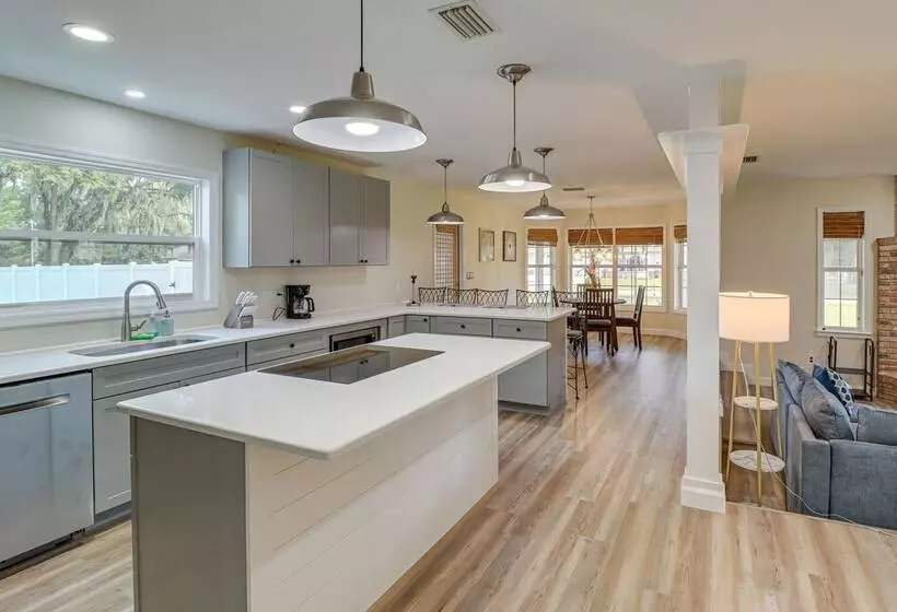 Private Pool & Lake Views: Family Home In Oxford