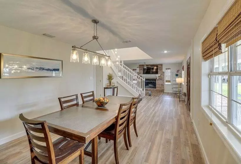 Private Pool & Lake Views: Family Home In Oxford