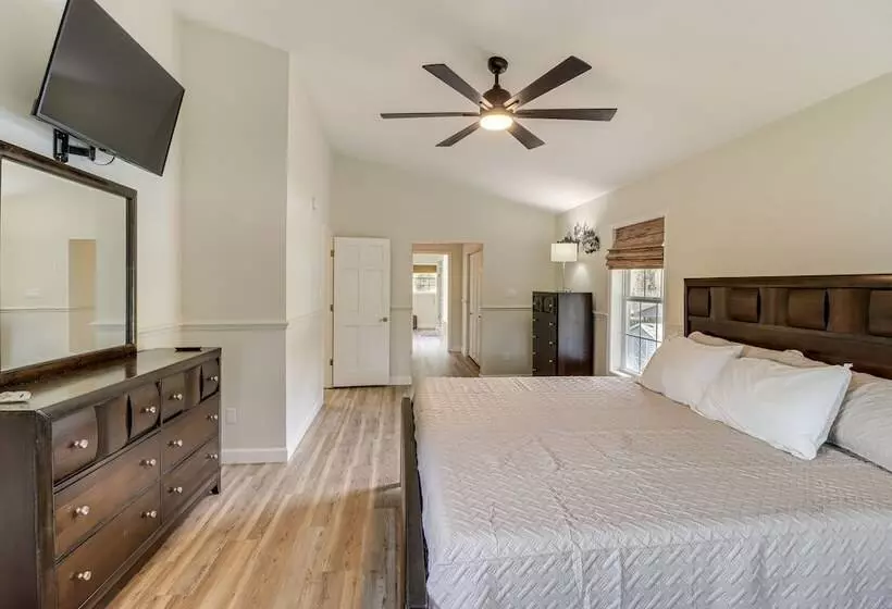 Private Pool & Lake Views: Family Home In Oxford